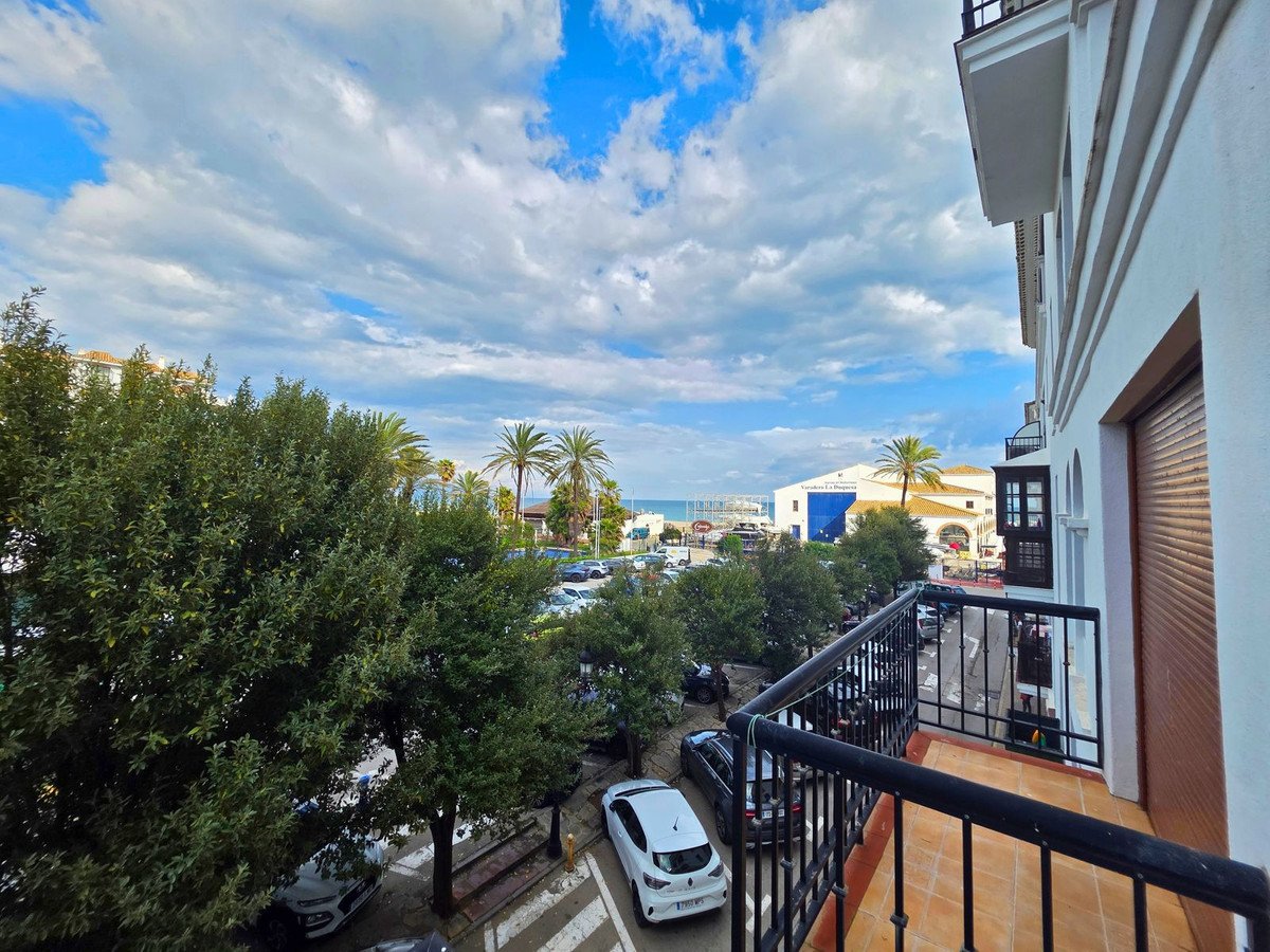 3 Bed Middle Floor Apartment in La Duquesa in La Duquesa, 