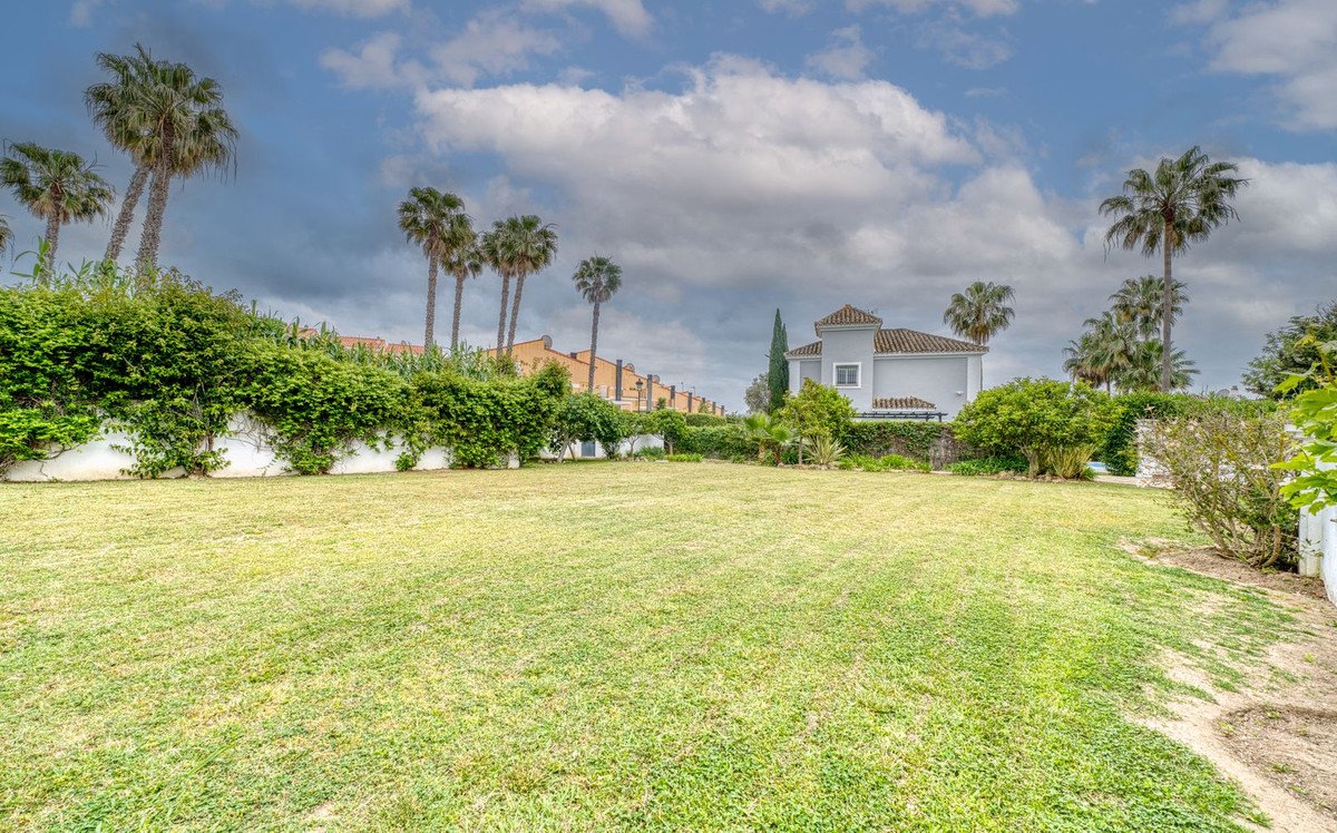 Residential Plot in La Duquesa in La Duquesa, 