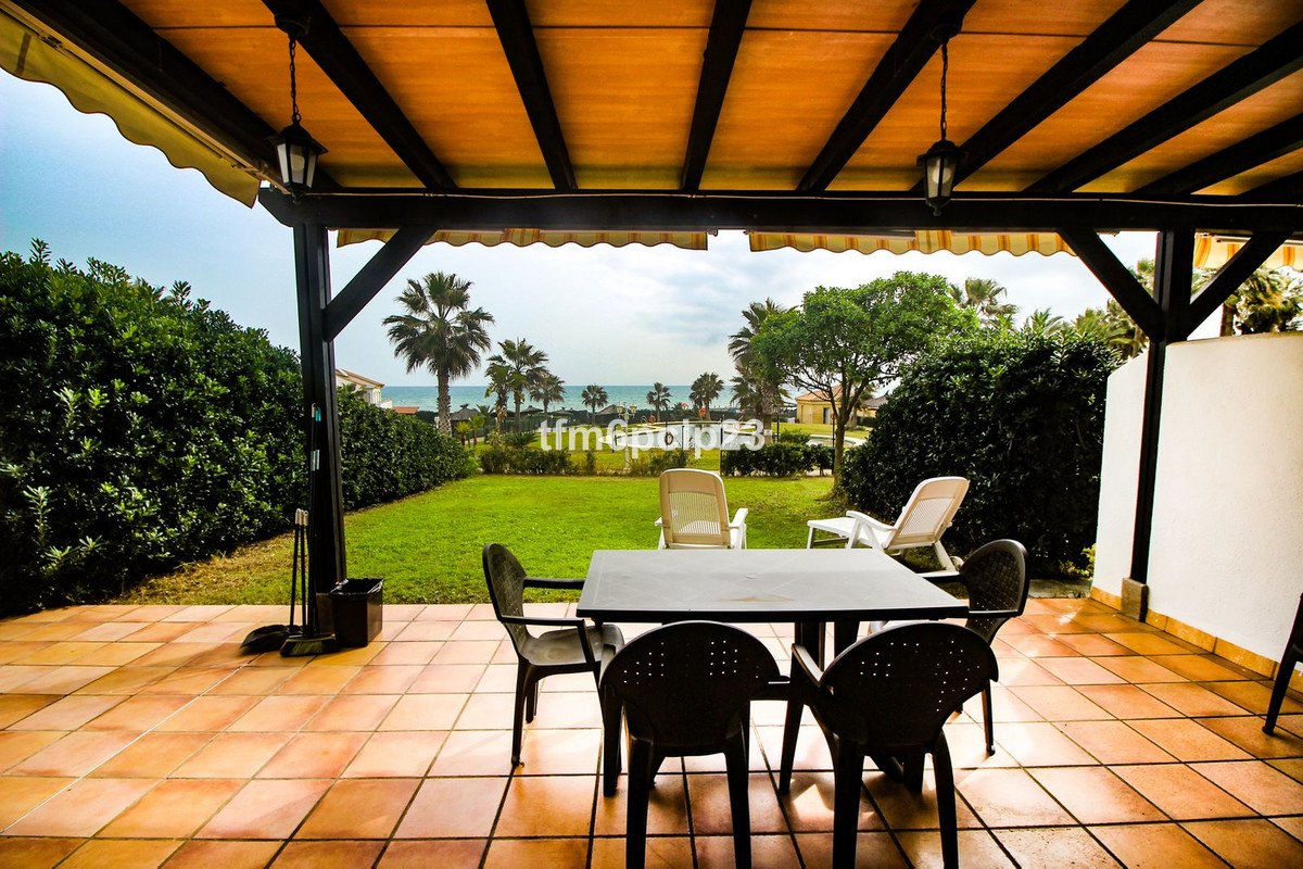 5 Bed Rijtjeshuis in La Duquesa in La Duquesa, Rijtjeshuis