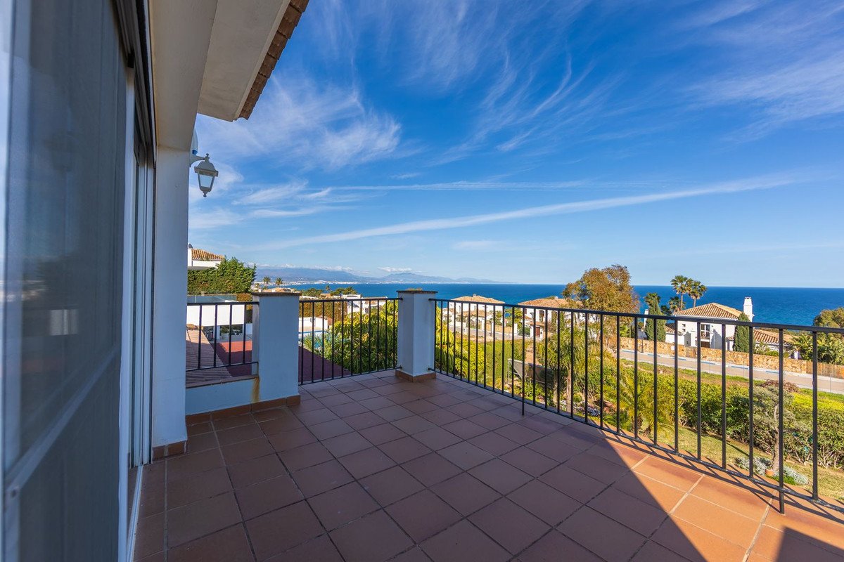 3 Bed Detached Villa in La Duquesa in La Duquesa, Detached Villa