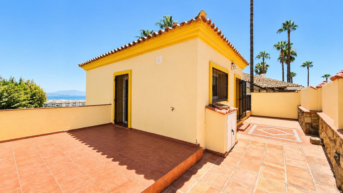 5 Bed Detached Villa in La Duquesa in La Duquesa, Detached Villa
