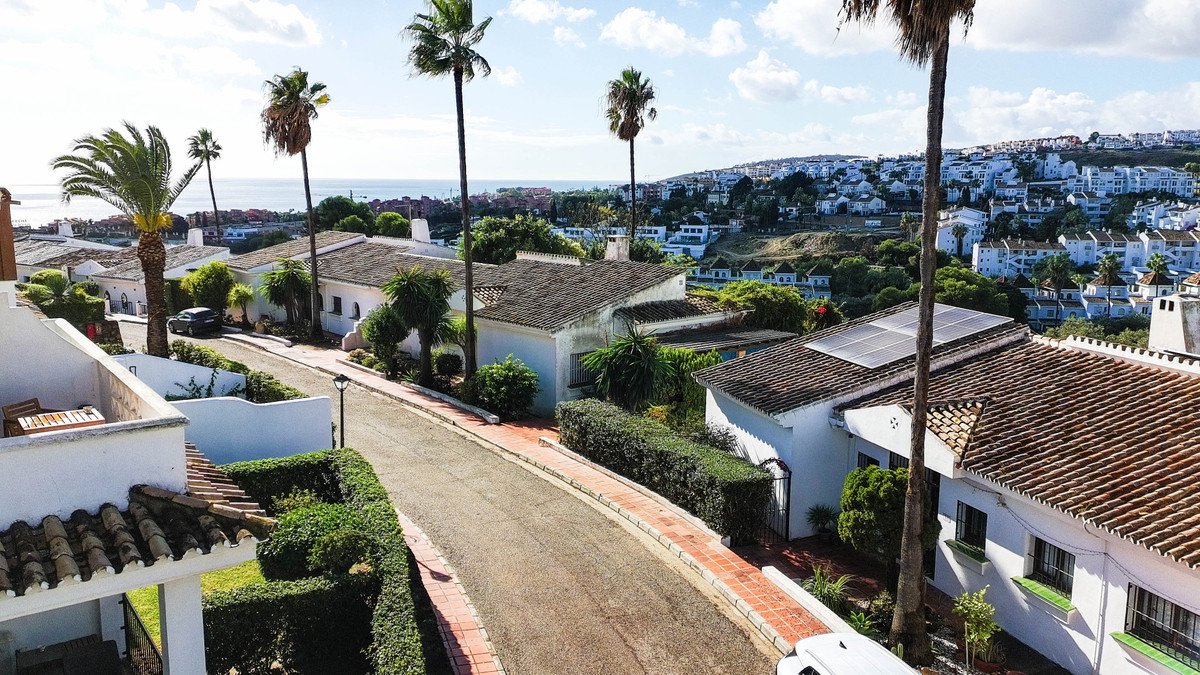 5 Bed منزل شبه منفصل in La Duquesa في La Duquesa, منزل شبه منفصل
