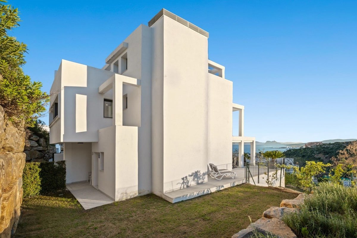 3 Bed Rijtjeshuis in Manilva in Manilva, 