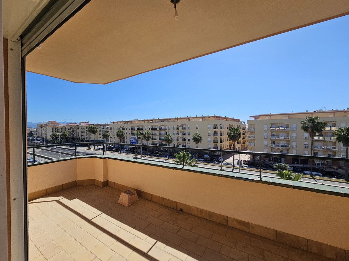 2 Bed شقة في الطابق الأوسط in San Luis de Sabinillas في San Luis de Sabinillas, شقة