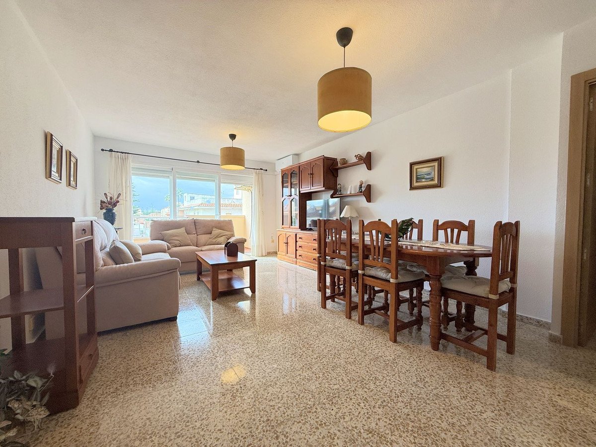 4 Bed شقة في الطابق الأوسط in San Luis de Sabinillas في San Luis de Sabinillas, شقة