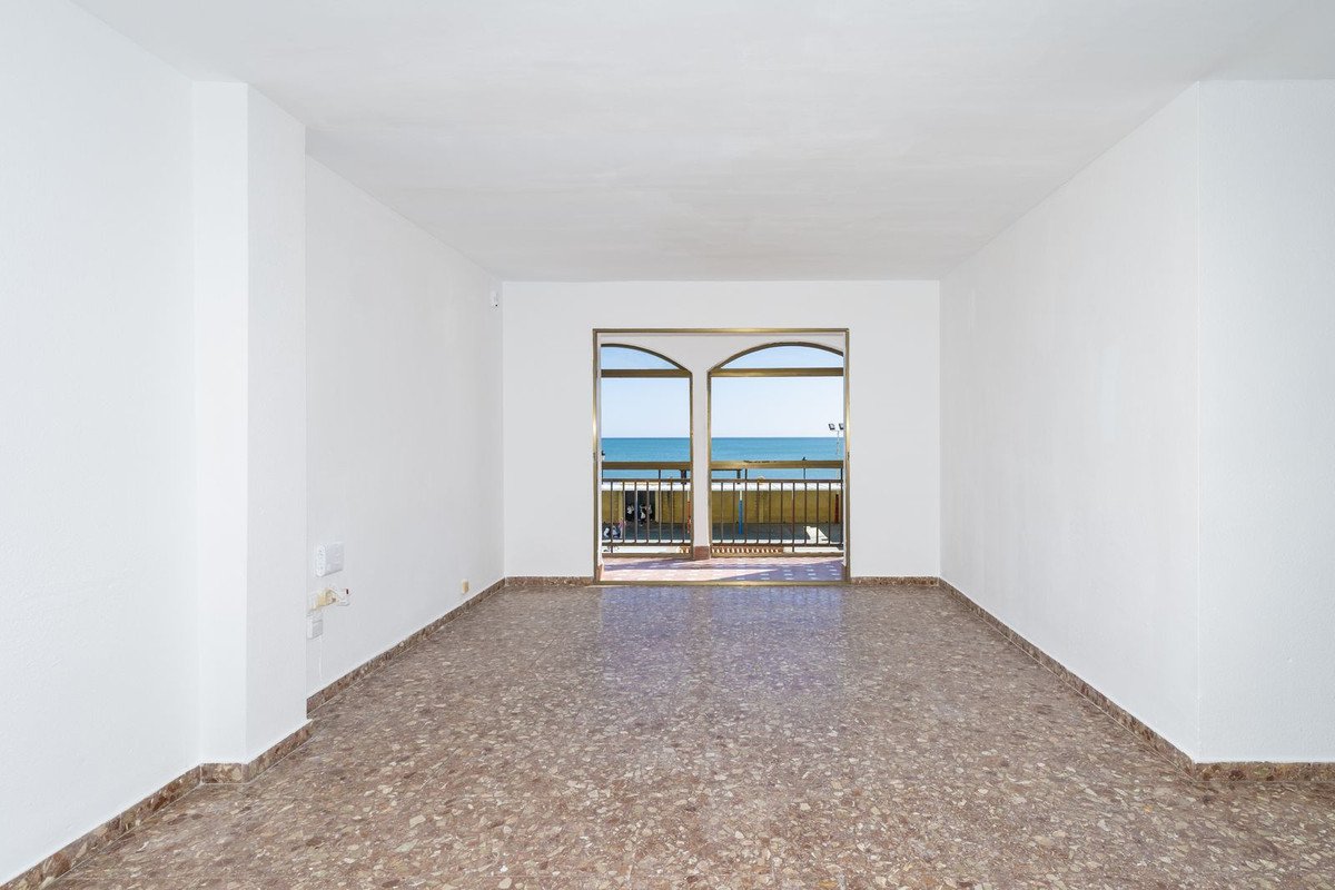4 Bed شقة في الطابق الأوسط in San Luis de Sabinillas في San Luis de Sabinillas, شقة