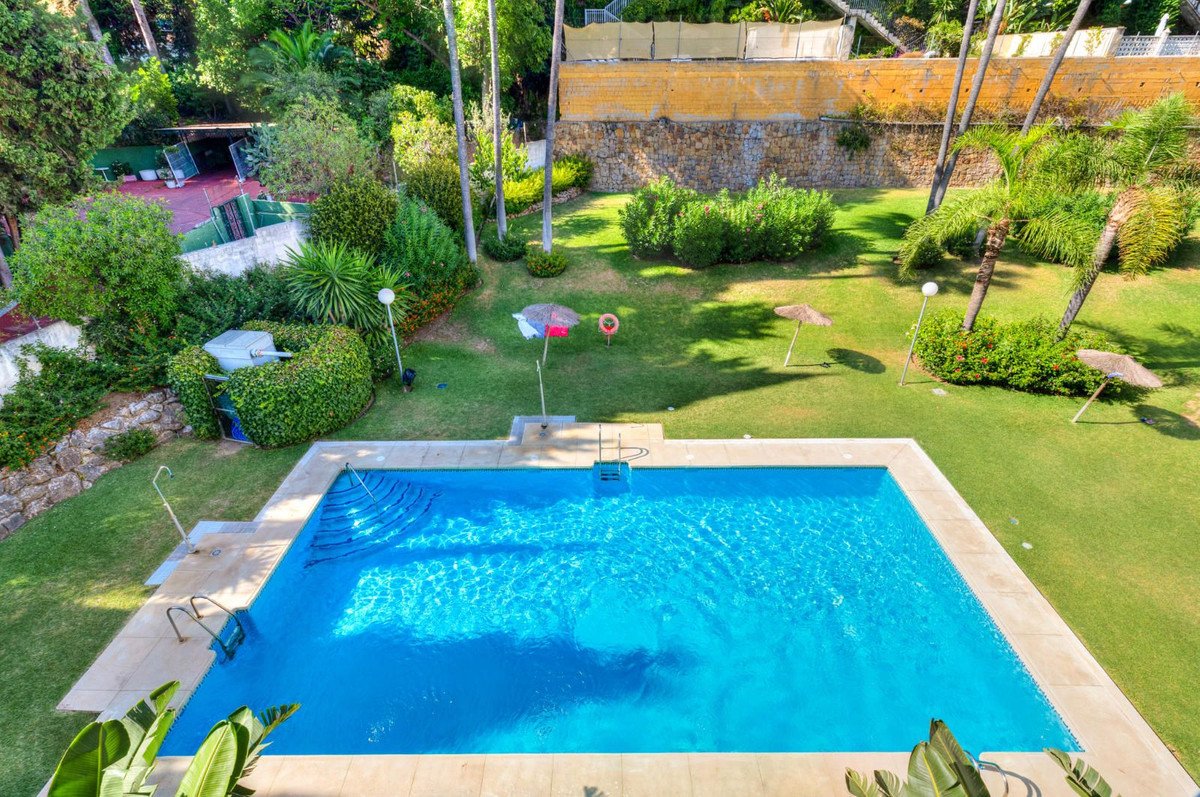 2 Bed Μεσαίος όροφος Studio in Marbella σε Marbella, Studio
