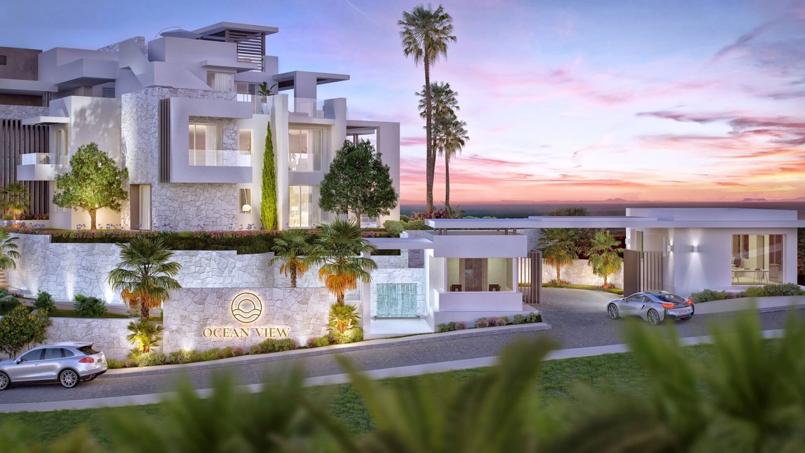 Exterieur van Ocean View Marbella residentie met palmbomen en zonsondergang.