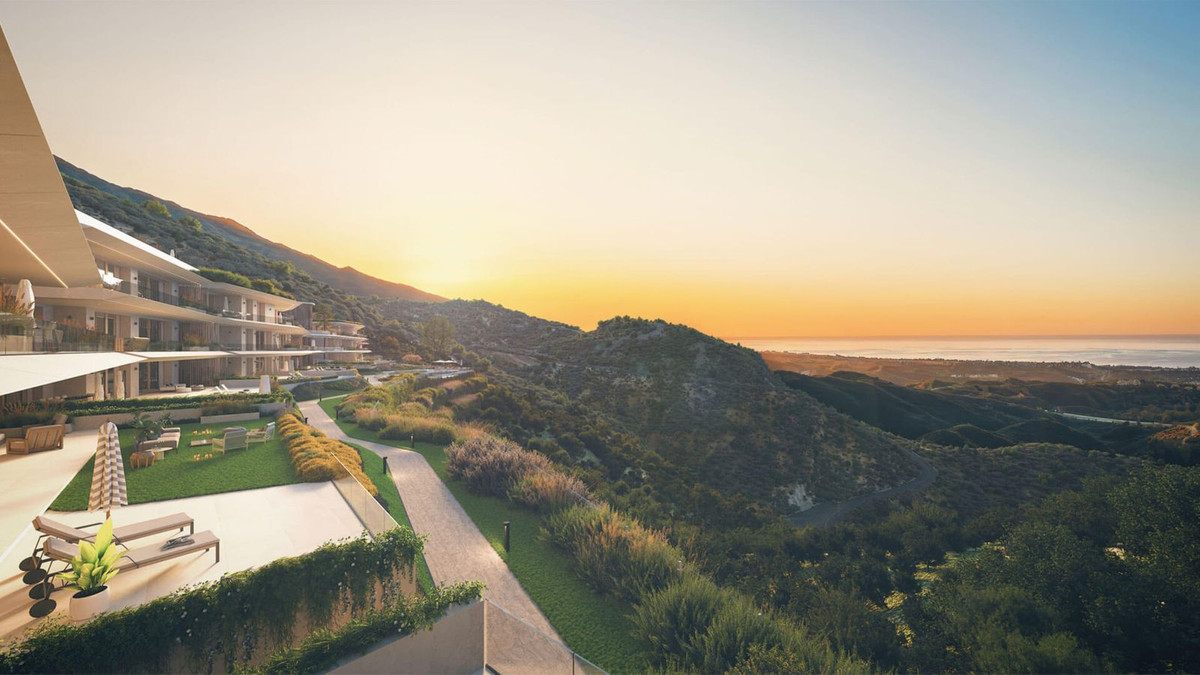 Luxe appartementen in de bergen bij zonsondergang.