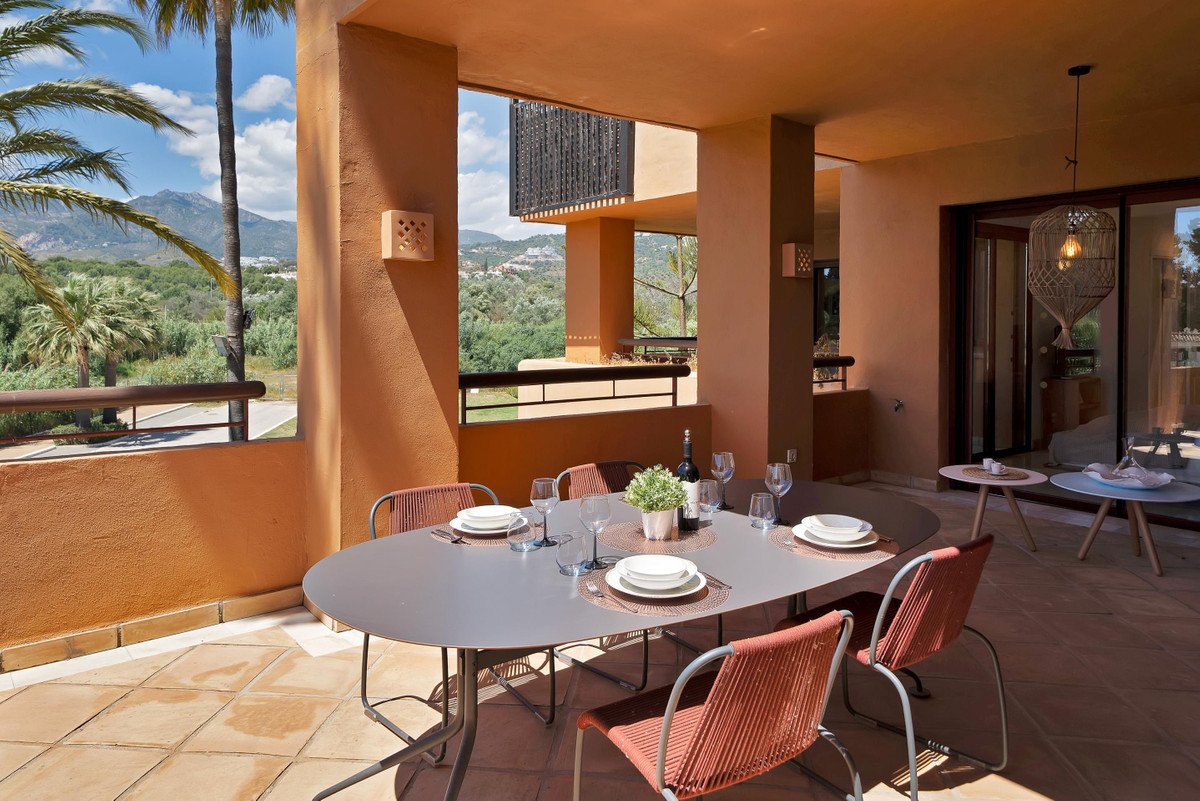 3 Bed شقة في الطابق الأوسط in Bahía de Marbella في Bahía de Marbella, شقة