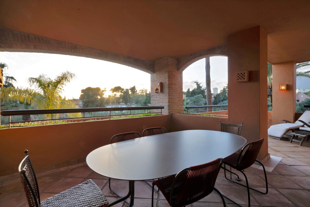 3 Bed شقة في الطابق الأوسط in Bahía de Marbella في Bahía de Marbella, شقة