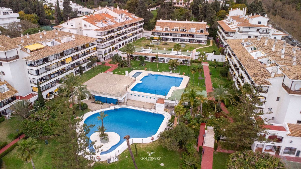 2 Bed شقة في الطابق الأوسط in Marbella في Marbella, 