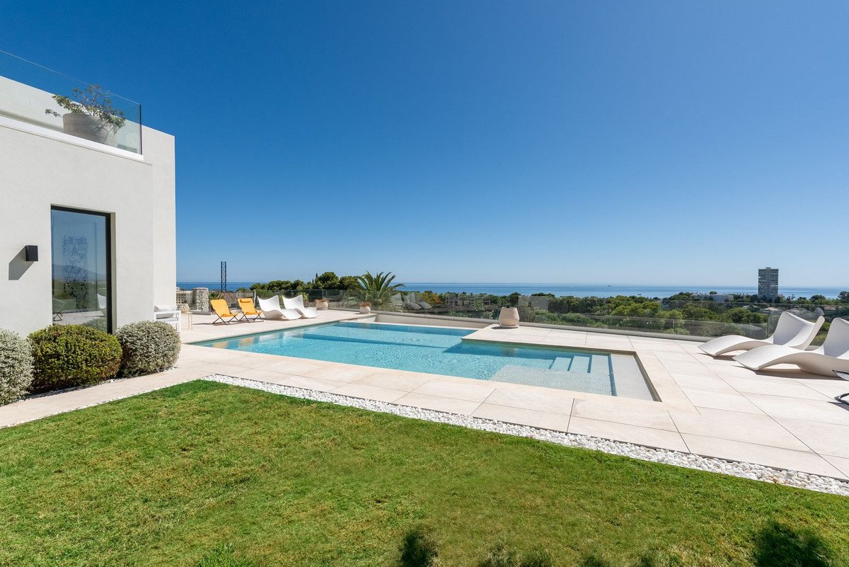 4 Bed Vrijstaande Villa in Río Real in Marbella, 