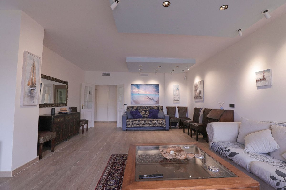 3 Bed شقة في الطابق الأرضي in Cabopino في Cabopino, شقة
