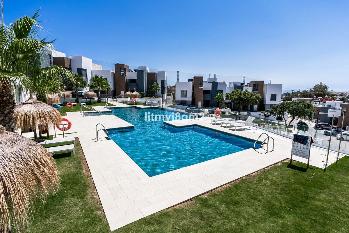 3 Bed شقة في الطابق الأوسط in Cabopino في Cabopino, شقة