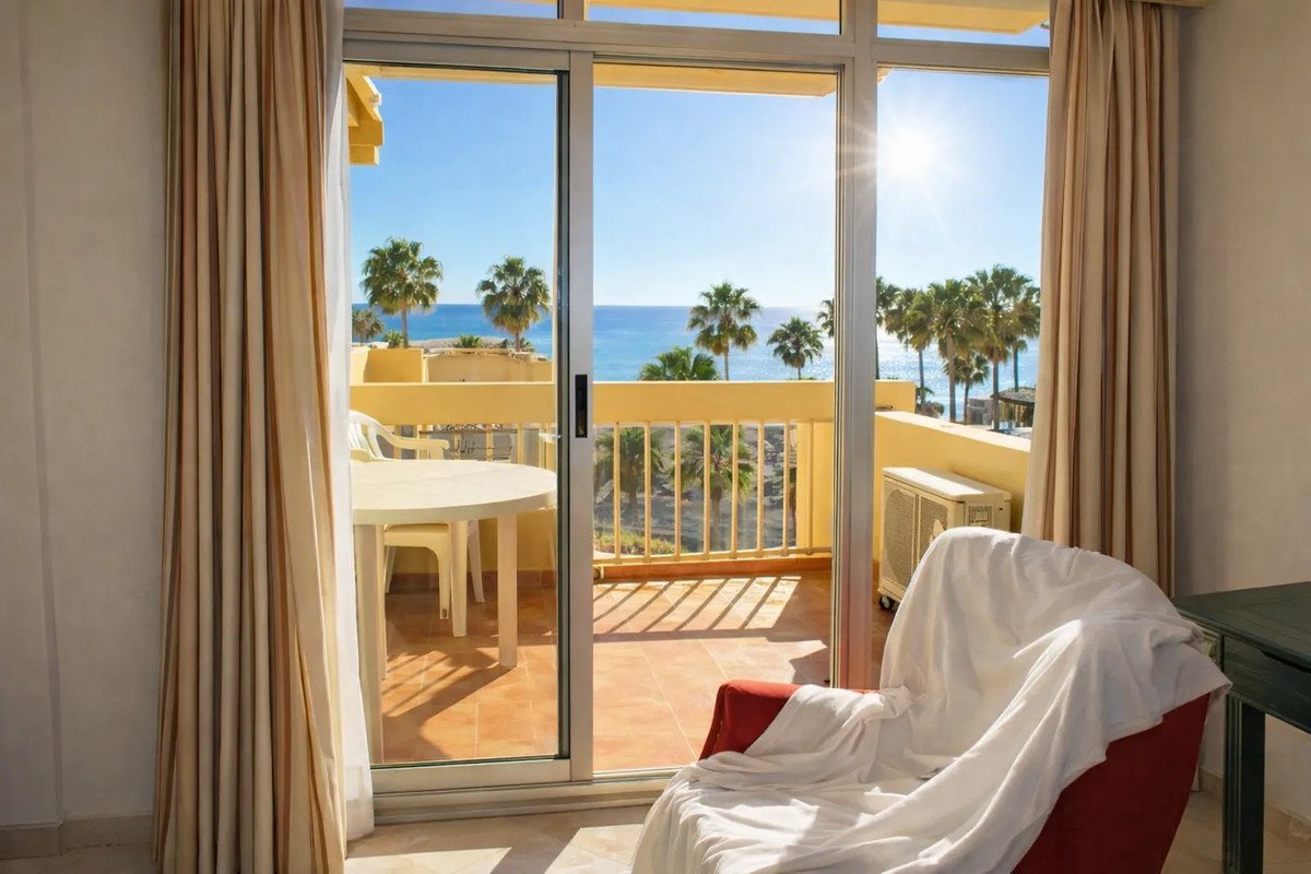 2 Bed شقة في الطابق الأوسط in Marbella في Marbella, 