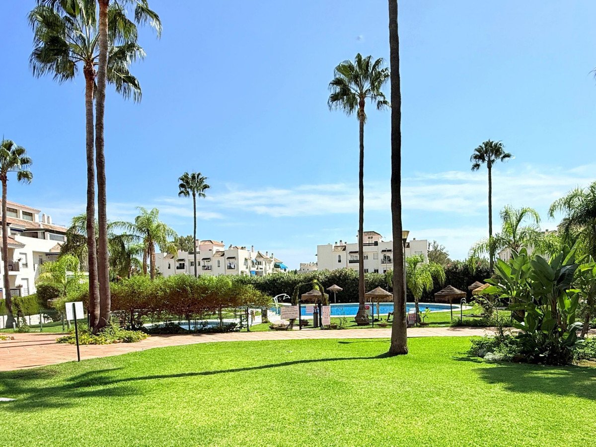 2 Bed Апартамент на среден етаж in Marbella в Marbella, 