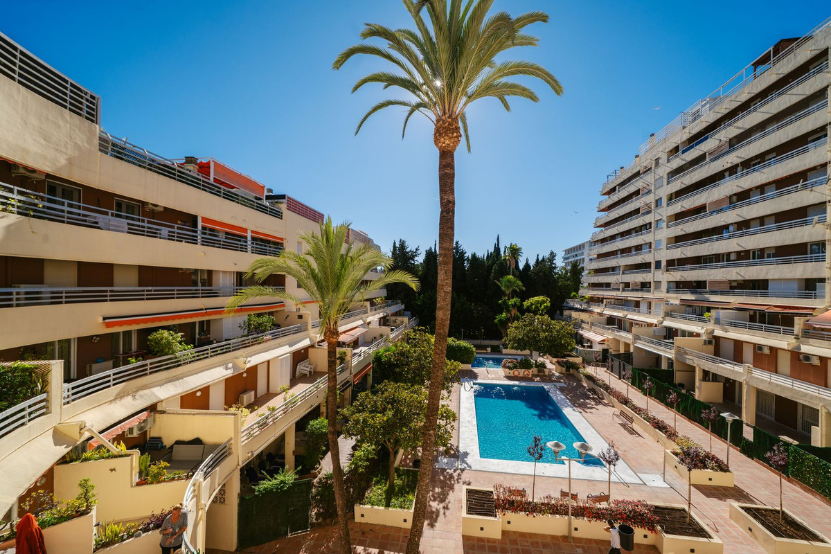 3 Bed شقة في الطابق الأوسط in Marbella في Marbella, شقة
