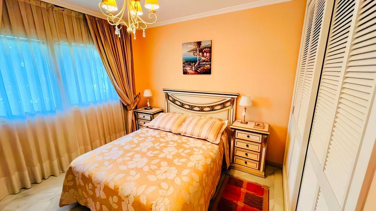 3 Bed شقة في الطابق الأوسط in Marbella في Marbella, شقة
