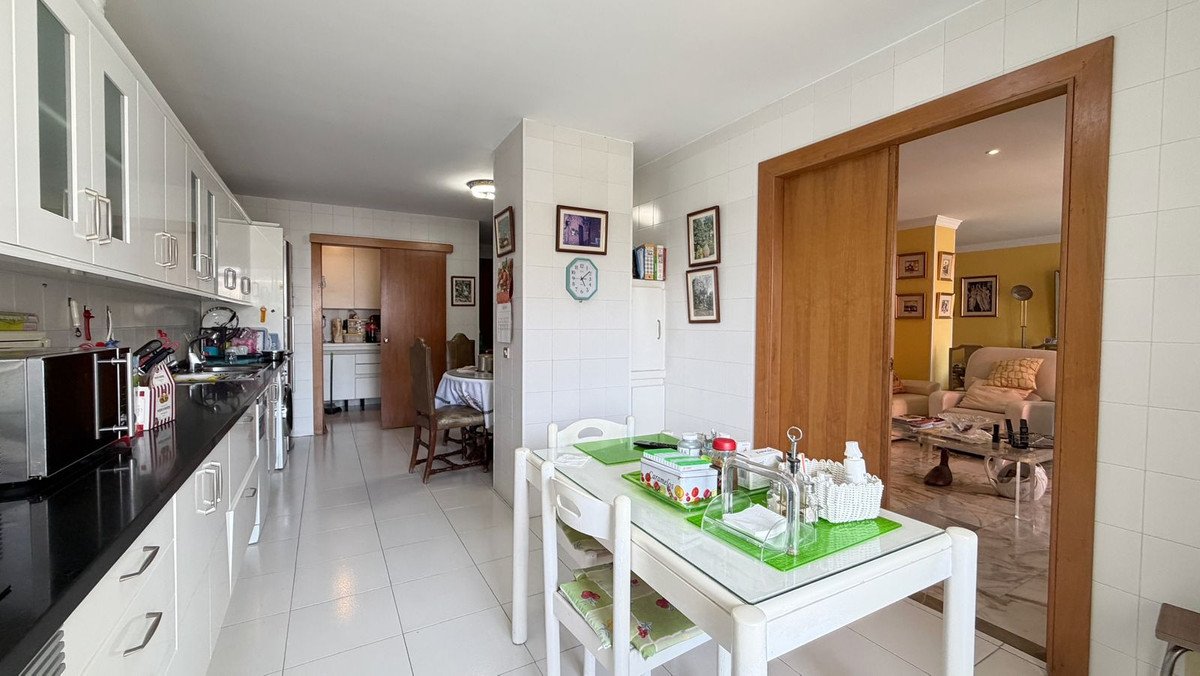 3 Bed 중간층 아파트 in Marbella 위치 Marbella, 아파트