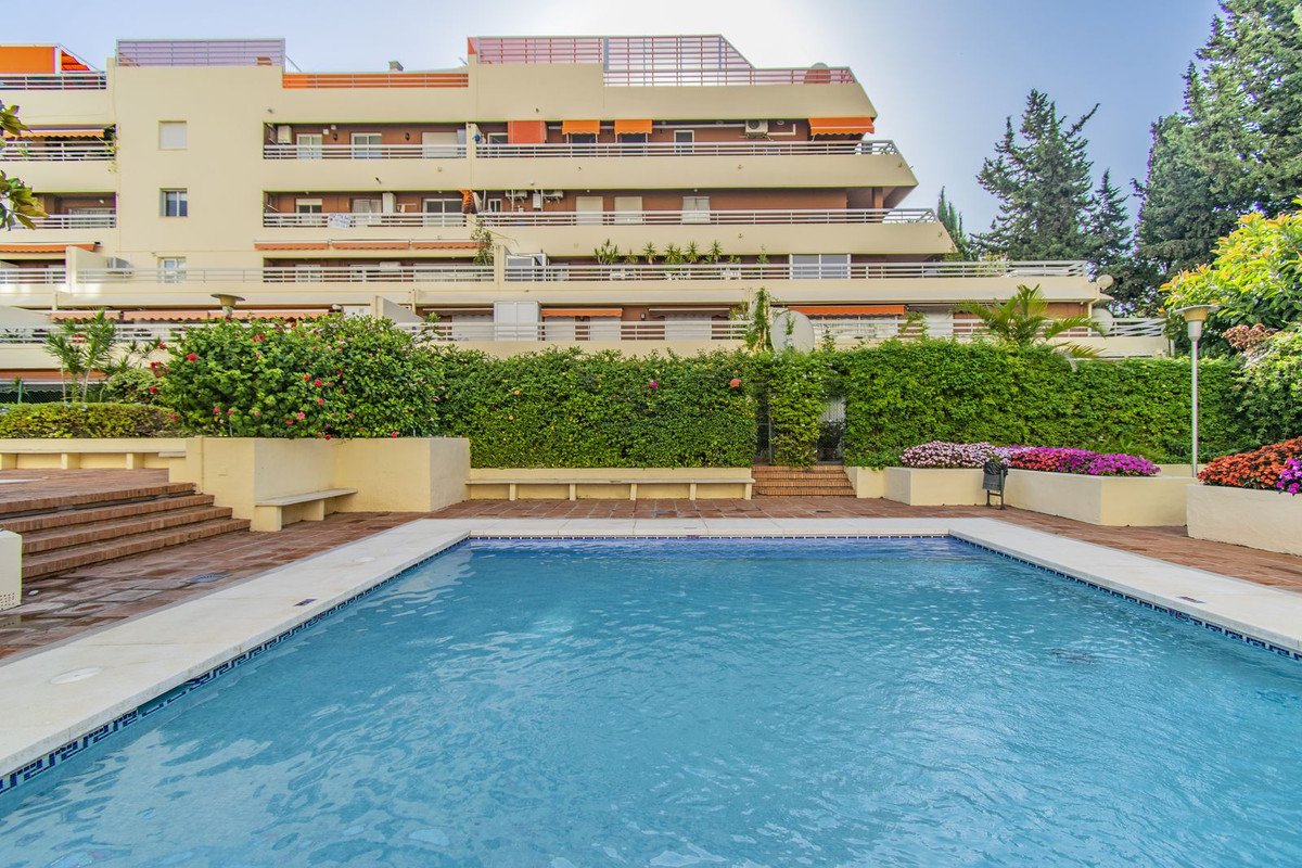 3 Bed شقة في الطابق الأوسط in Marbella في Marbella, شقة