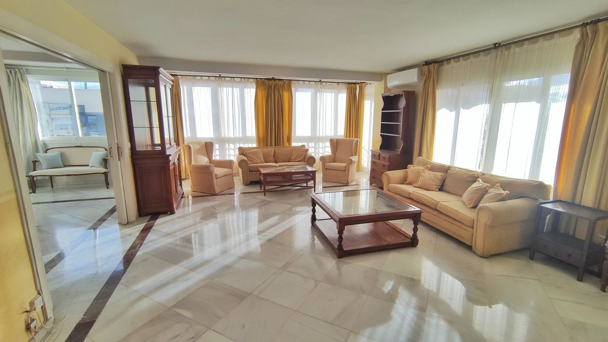 4 Bed شقة في الطابق الأوسط in Marbella في Marbella, شقة