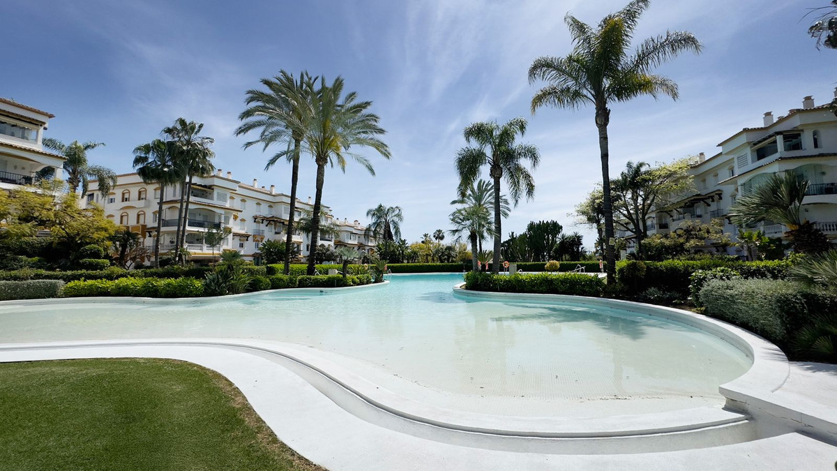 4 Bed شقة في الطابق الأرضي in Marbella في Marbella, شقة