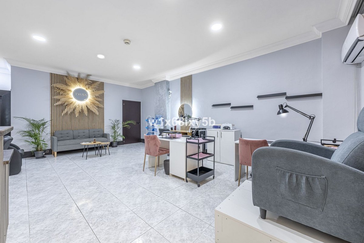 2 Bed Commercial Premises in Marbella في Marbella, مساحة تجارية