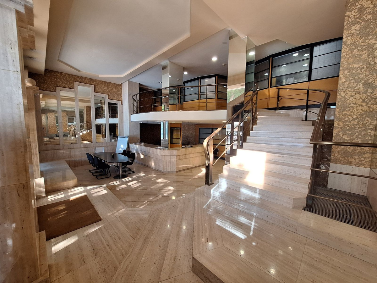 8 Bed Office in Marbella في Marbella, مكتب