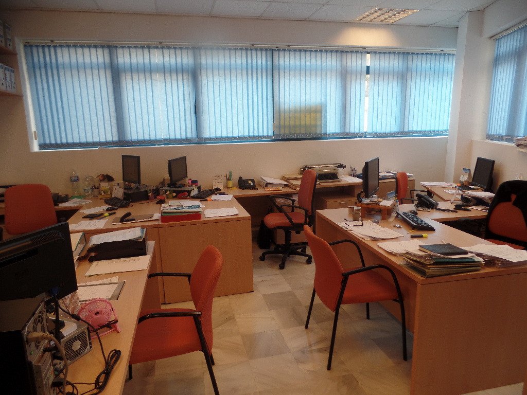 Ruime badkamer met ligbad.