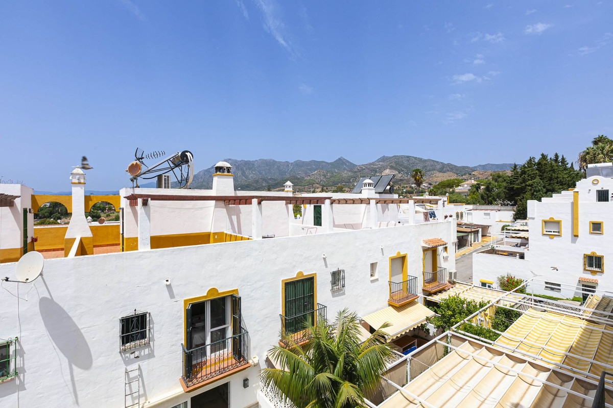 4 Bed بيت مدينة in Marbella في Marbella, تاون هاوس