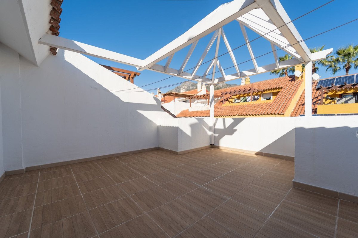 5 Bed بيت مدينة in Marbella في Marbella, تاون هاوس