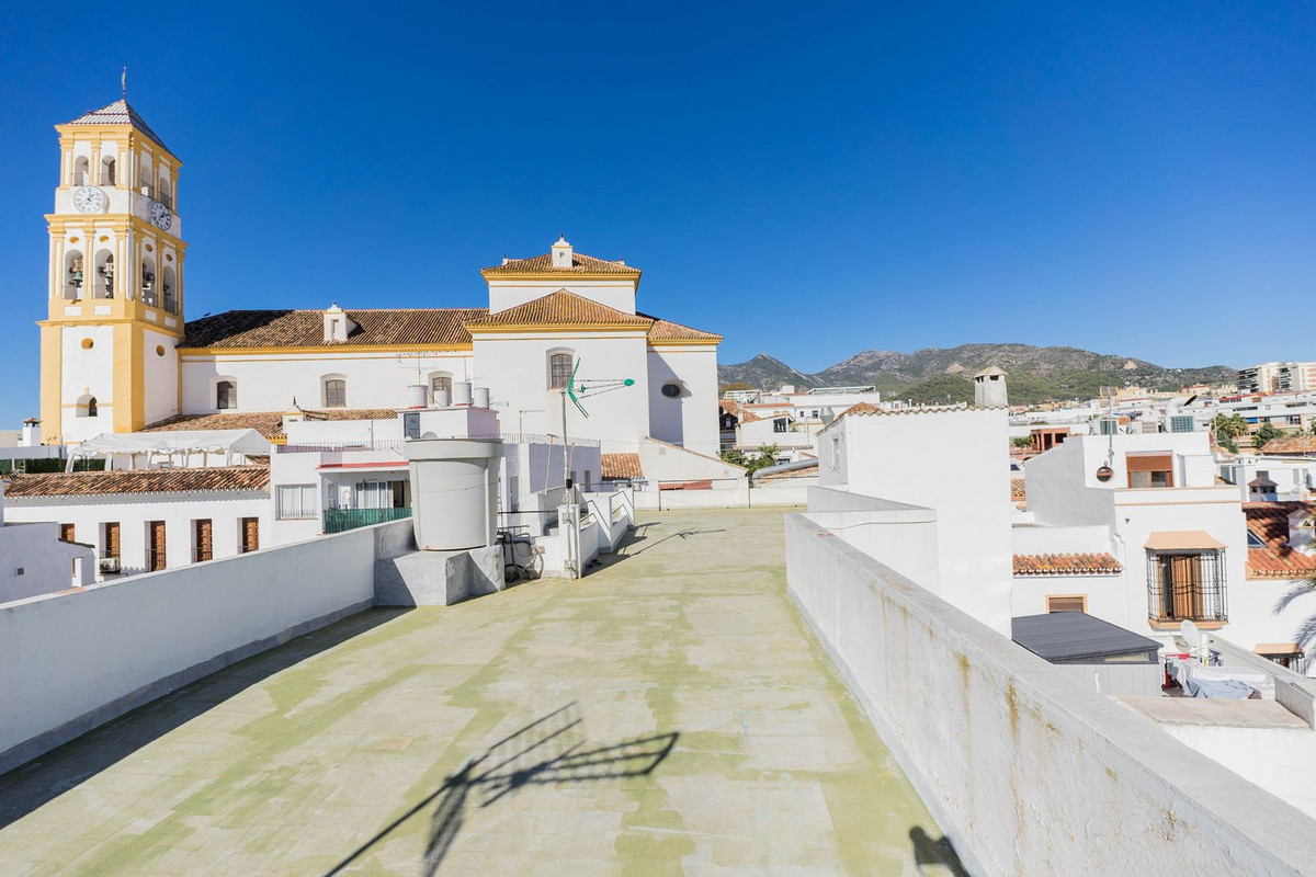 6 Bed بيت مدينة in Marbella في Marbella, بيت مدينة