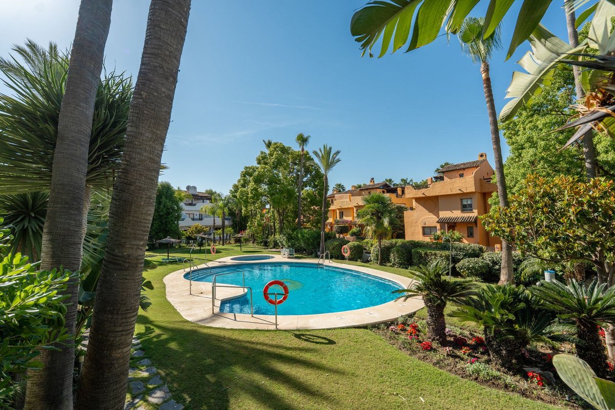 3 Bed بيت مدينة in Nagüeles في Nagüeles, تاونهاوس