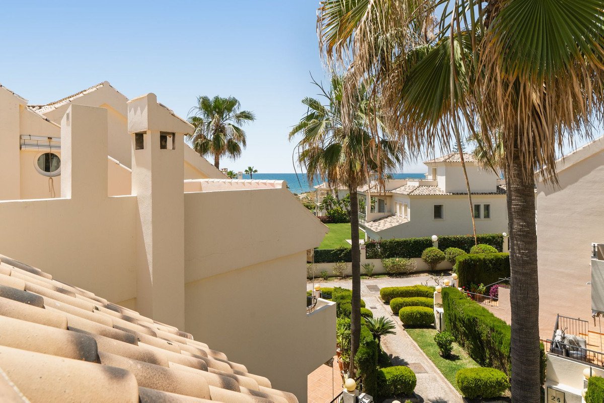 4 Bed بيت مدينة in Costabella في Costabella, 