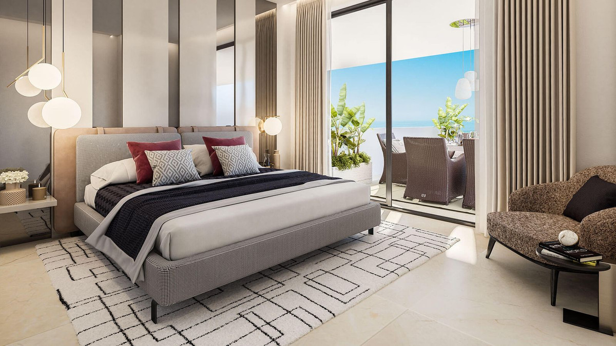 Slaapkamer met balkon en uitzicht op de Middellandse Zee.