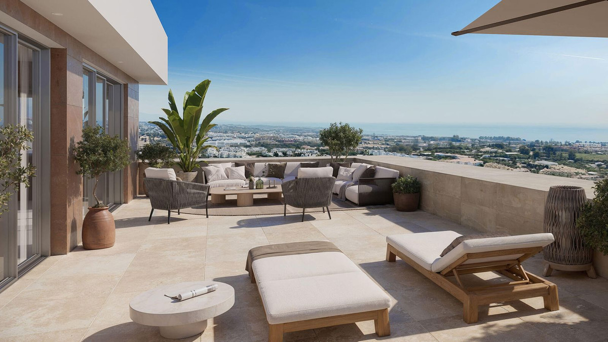 Luxe terras met loungebanken en uitzicht op de Middellandse Zee.