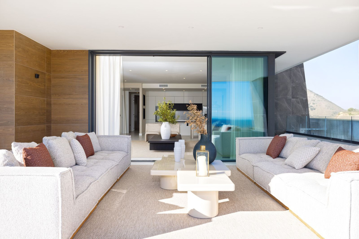 Terras met zeezicht bij Balcon del Mediterraneo, luxe interieur.