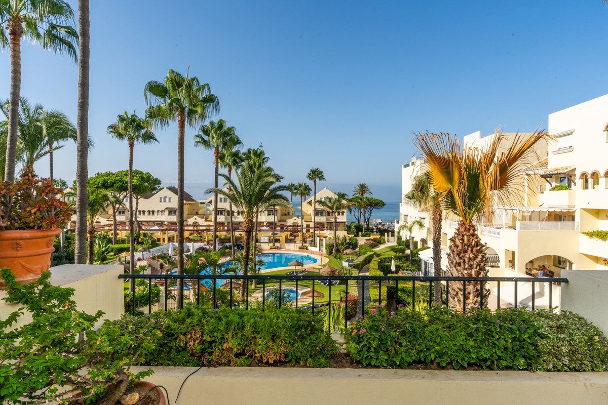 2 Bed Middle Floor Apartment in Elviria in Elviria, Apartment