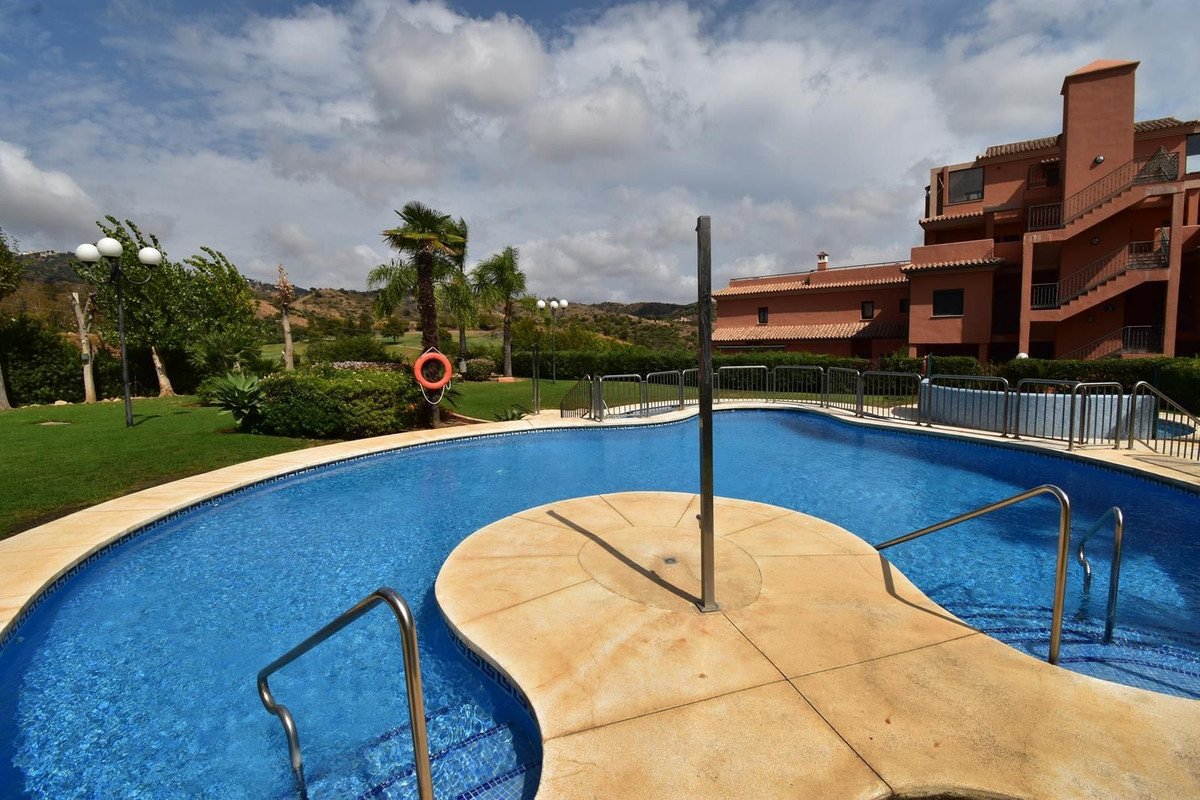 2 Bed شقة في الطابق الأوسط in Elviria في Elviria, شقة