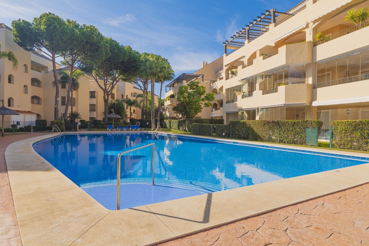2 Bed شقة في الطابق الأوسط in Elviria في Elviria, شقة