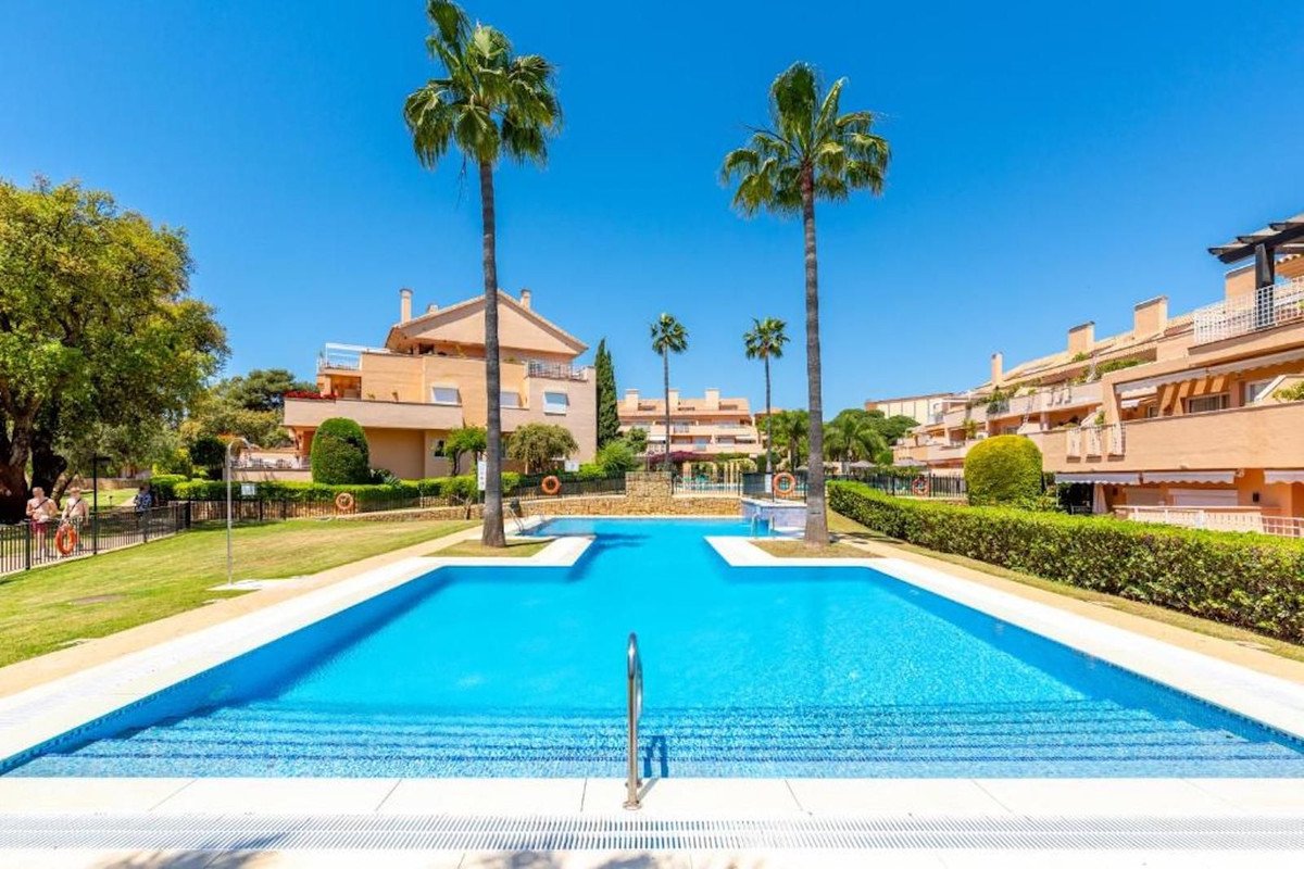 2 Bed Middle Floor Apartment in Elviria in Elviria, 
