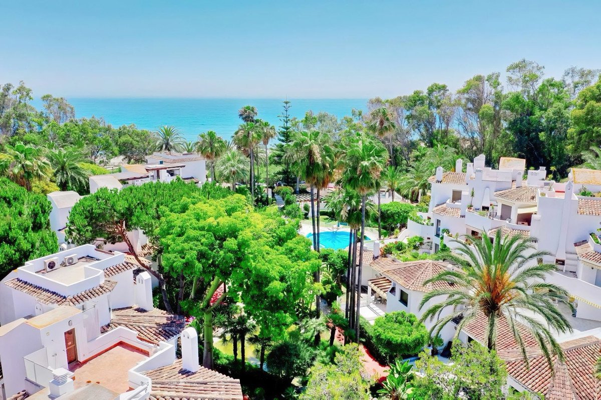 2 Bed Middle Floor Apartment in Elviria in Elviria, Apartment