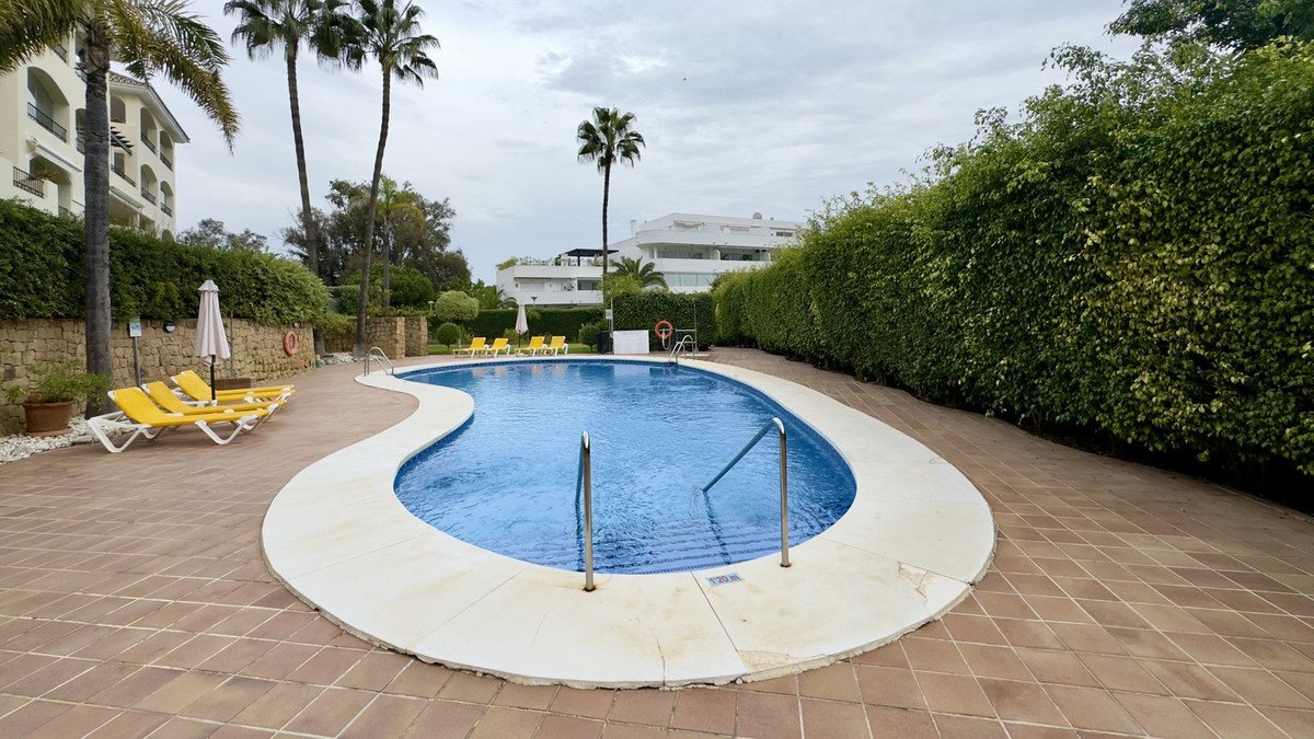 2 Bed شقة في الطابق الأوسط in Elviria في Elviria, شقة