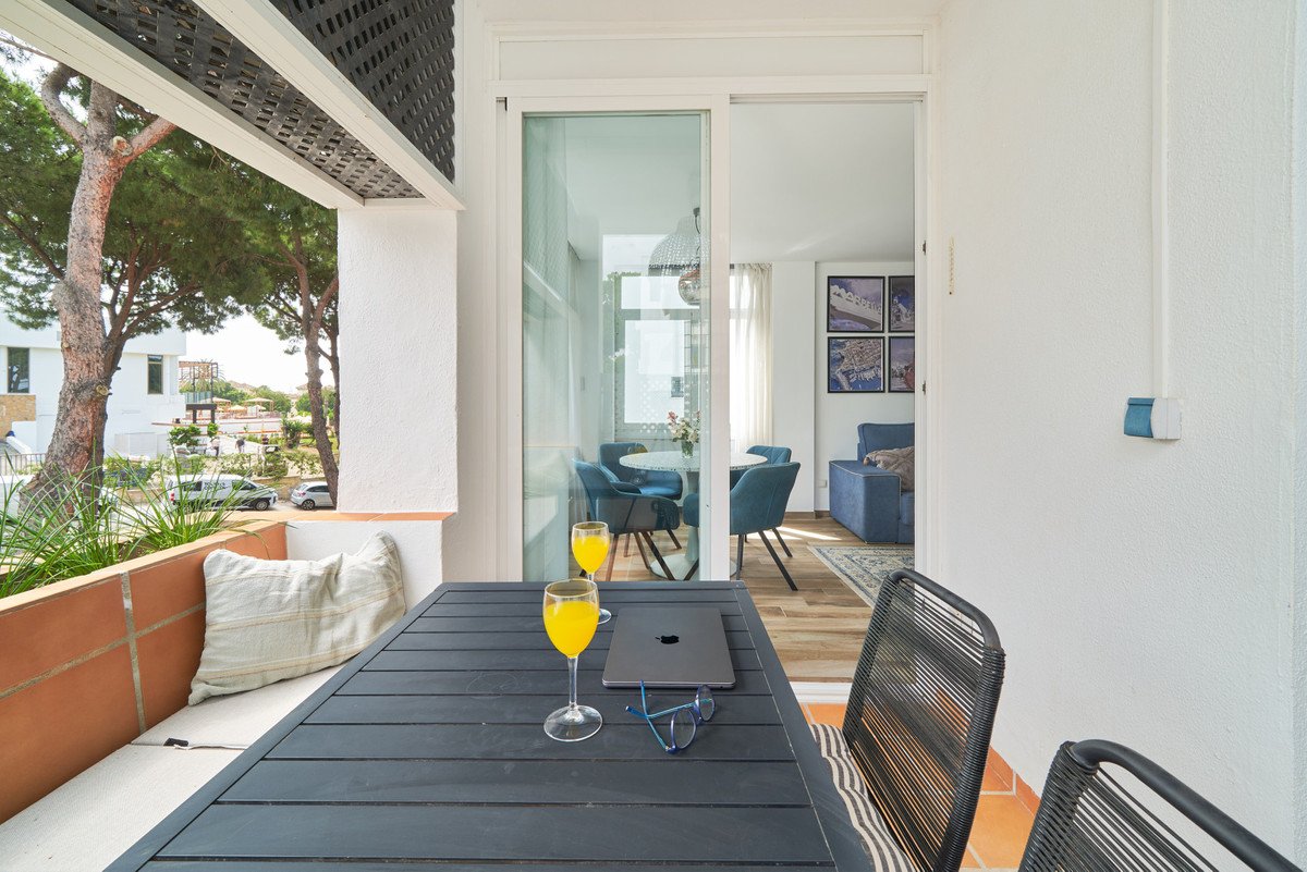 2 Bed شقة في الطابق الأوسط in Elviria في Elviria, شقة سكنية