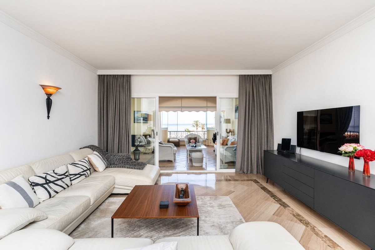 3 Bed Middle Floor Apartment in Elviria in Elviria, Apartment