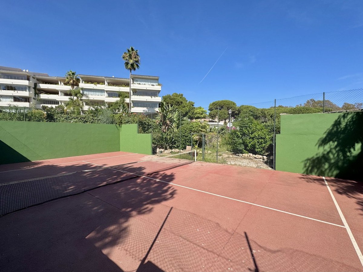 3 Bed شقة في الطابق الأوسط in Elviria في Elviria, شقة