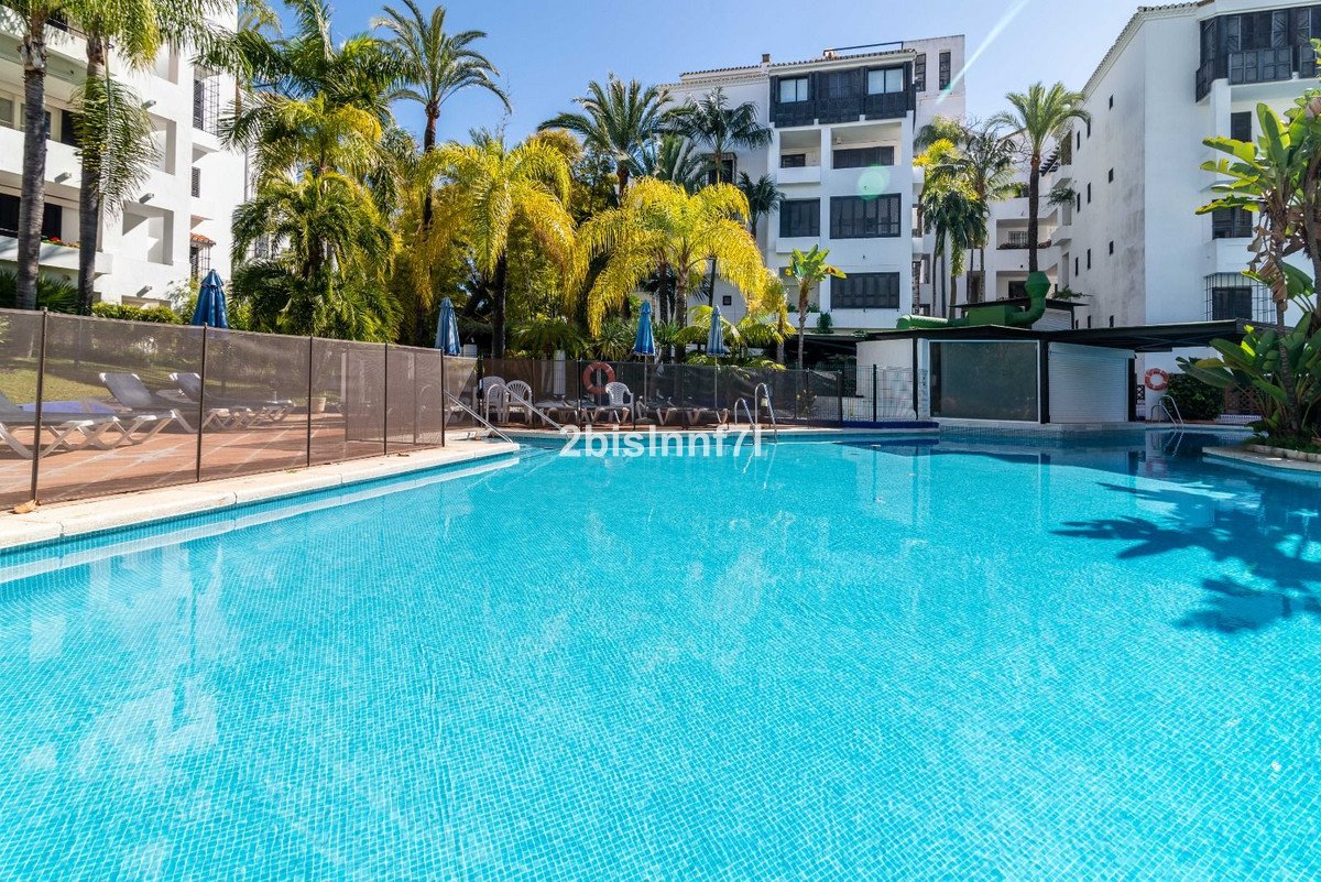 3 Bed شقة في الطابق العلوي in Elviria في Elviria, شقة