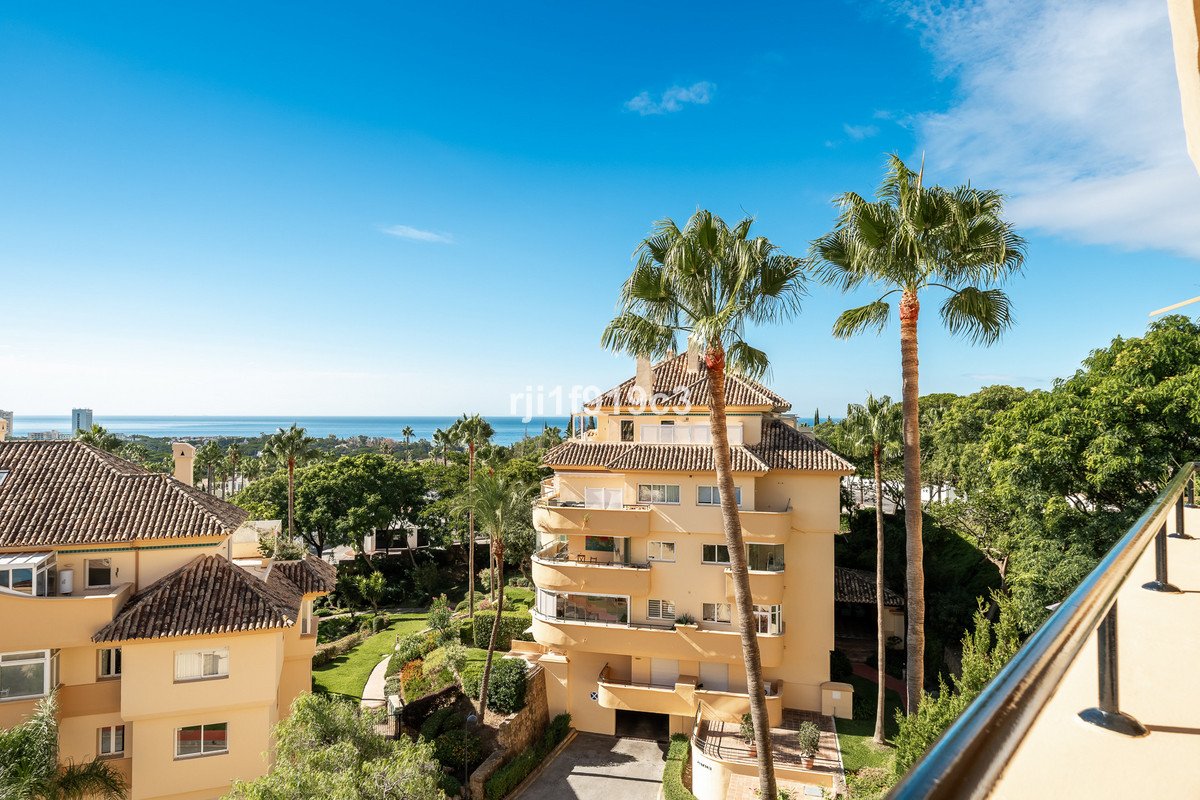 3 Bed Middle Floor Apartment in Elviria in Elviria, Apartment