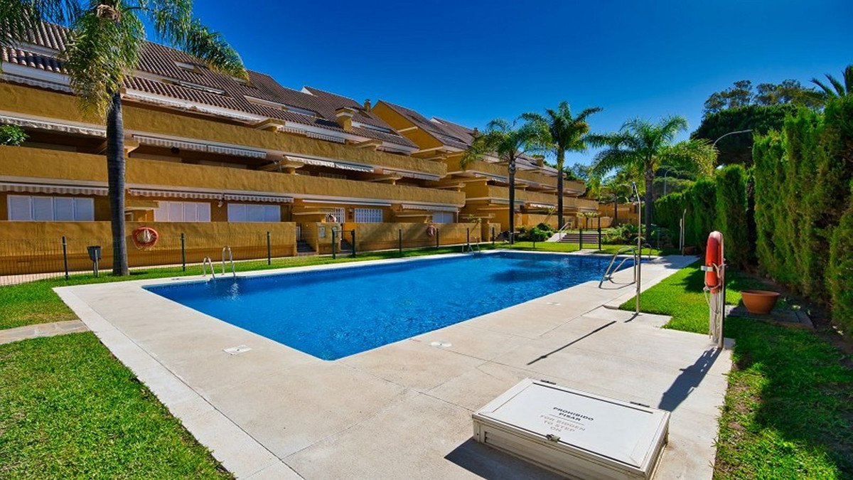 3 Bed Middle Floor Apartment in Elviria in Elviria — Apartment